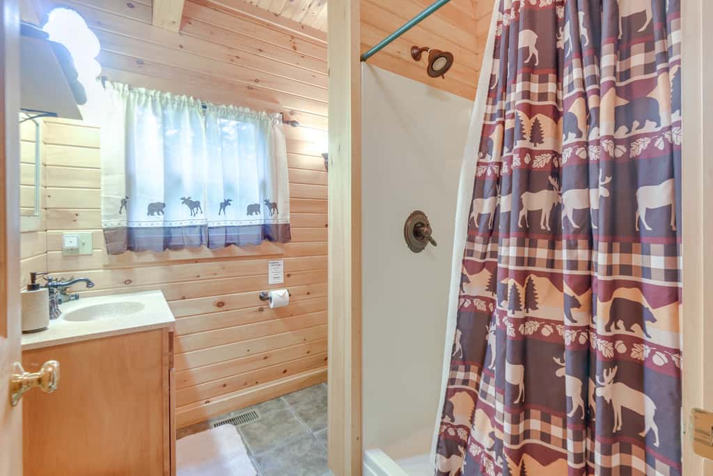 All-Season Log Cabin Escape! 11 Mi to Cranmore Mtn