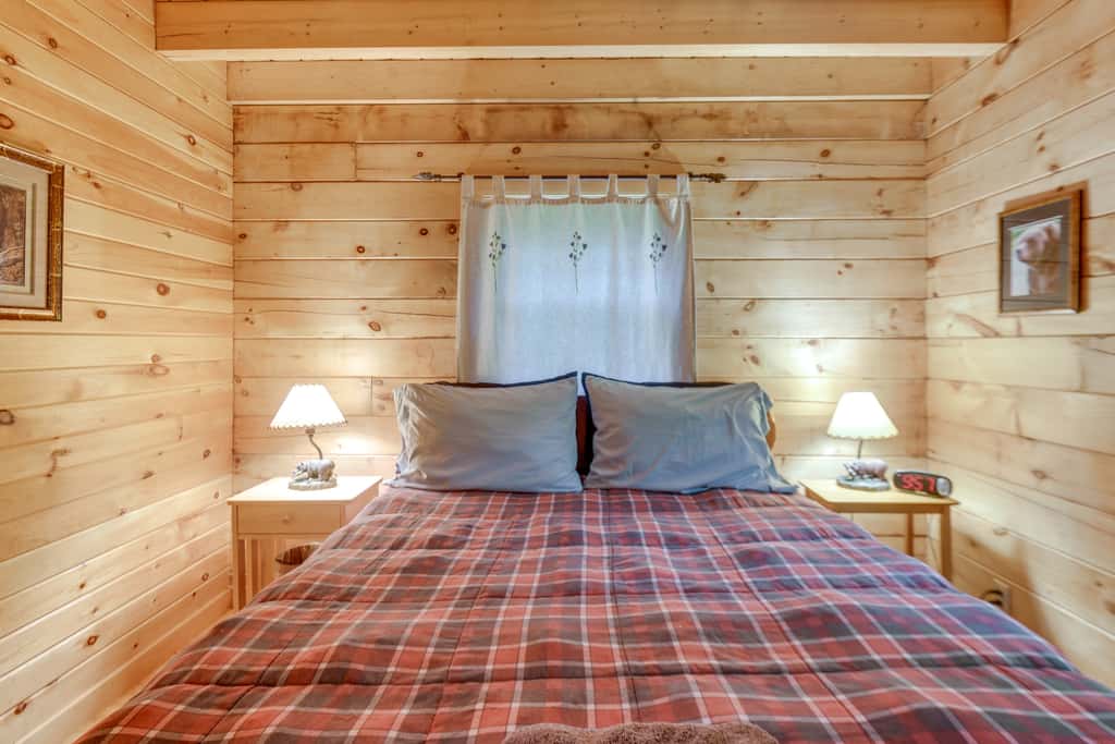 All-Season Log Cabin Escape! 11 Mi to Cranmore Mtn