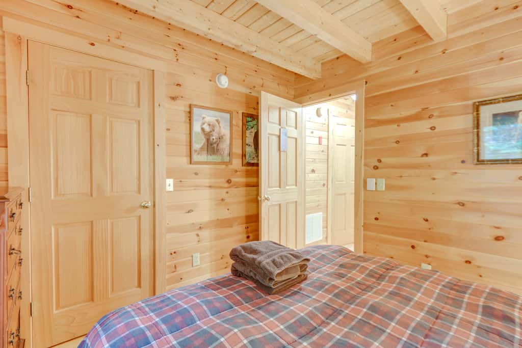 All-Season Log Cabin Escape! 11 Mi to Cranmore Mtn