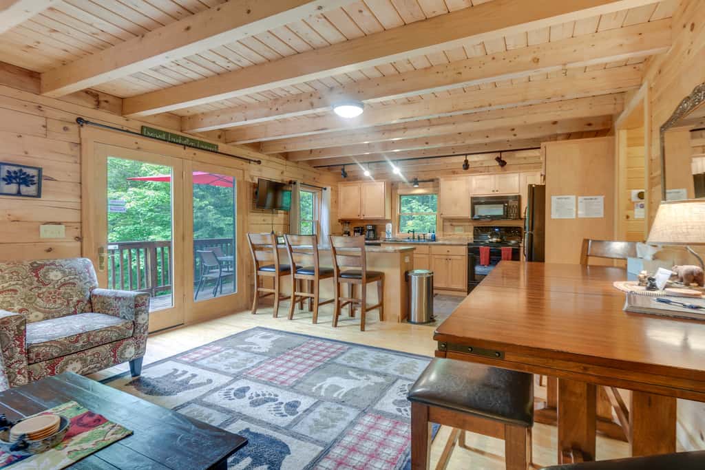 All-Season Log Cabin Escape! 11 Mi to Cranmore Mtn