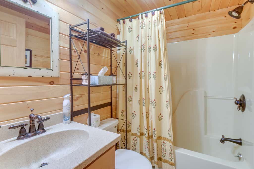 All-Season Log Cabin Escape! 11 Mi to Cranmore Mtn