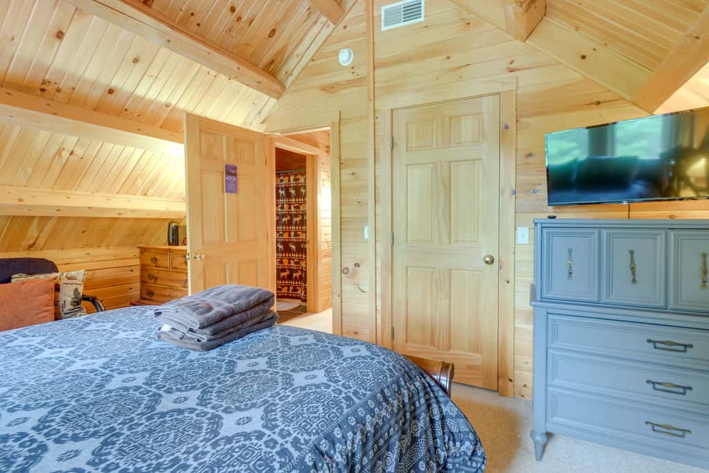 All-Season Log Cabin Escape! 11 Mi to Cranmore Mtn