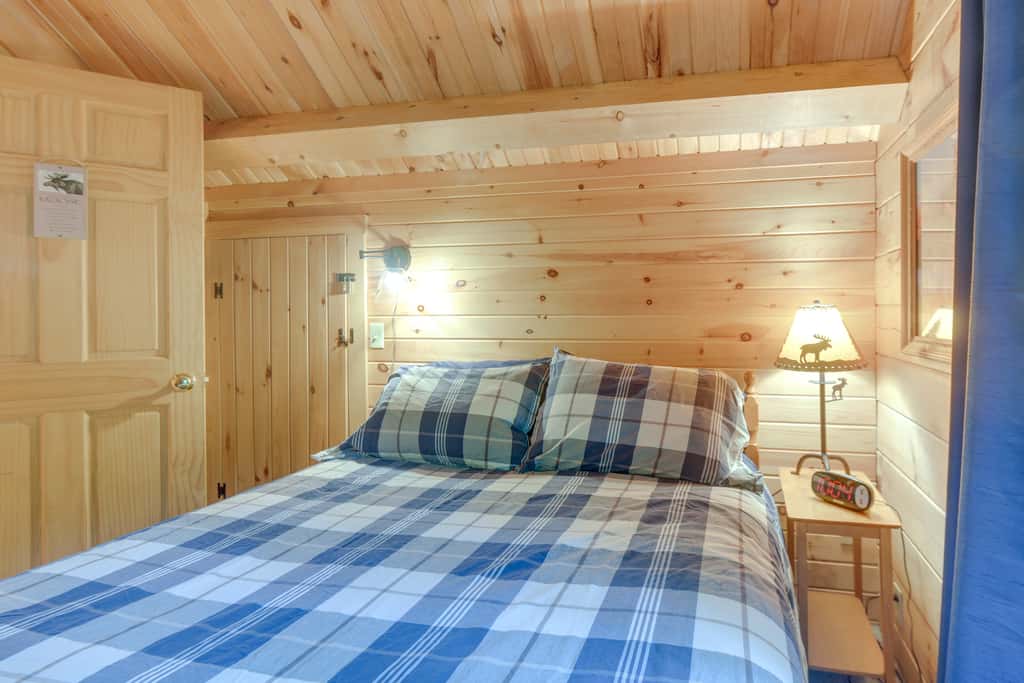 All-Season Log Cabin Escape! 11 Mi to Cranmore Mtn