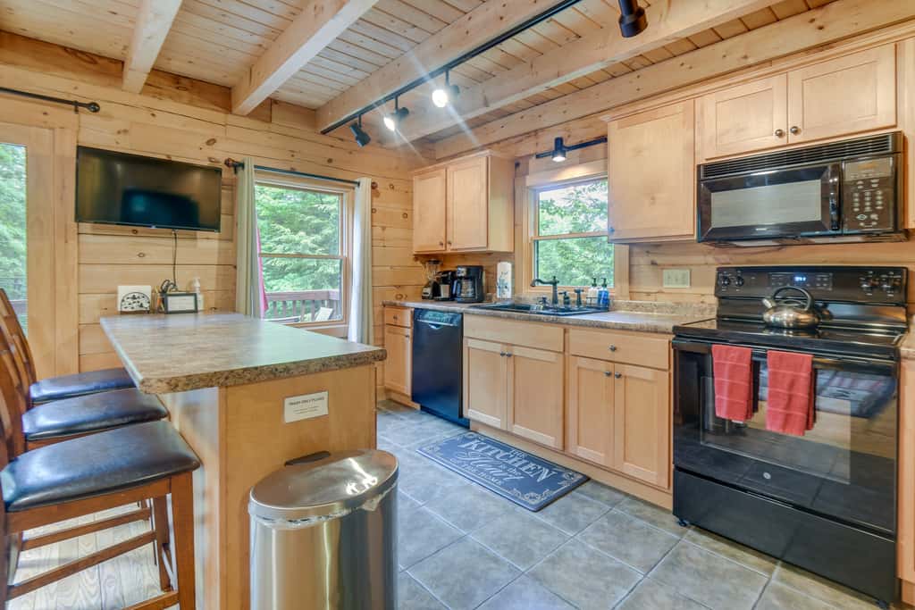 All-Season Log Cabin Escape! 11 Mi to Cranmore Mtn