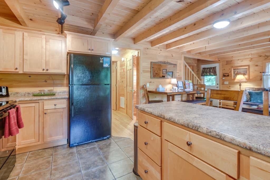 All-Season Log Cabin Escape! 11 Mi to Cranmore Mtn