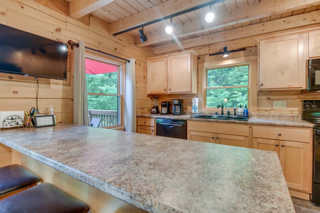 All-Season Log Cabin Escape! 11 Mi to Cranmore Mtn