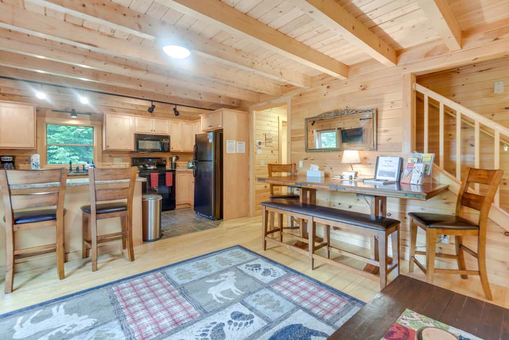 All-Season Log Cabin Escape! 11 Mi to Cranmore Mtn