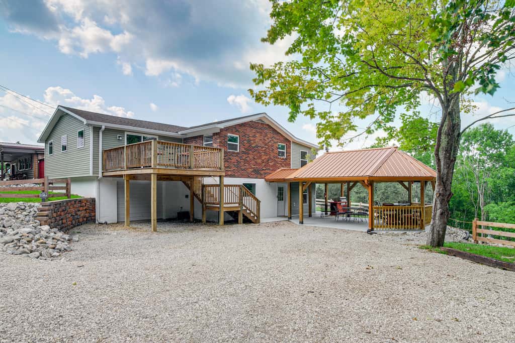 Waterfront Escape in Cub Run w/ Deck & Hot Tub!
