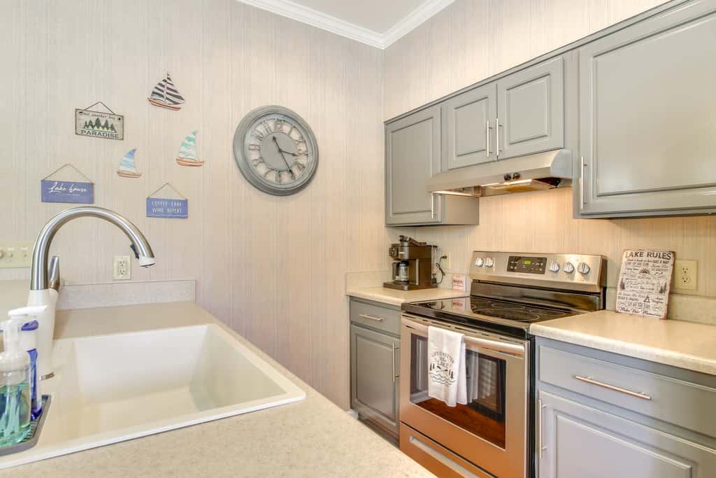 Lakefront McCormick Gem: Deck & Golf Course Views