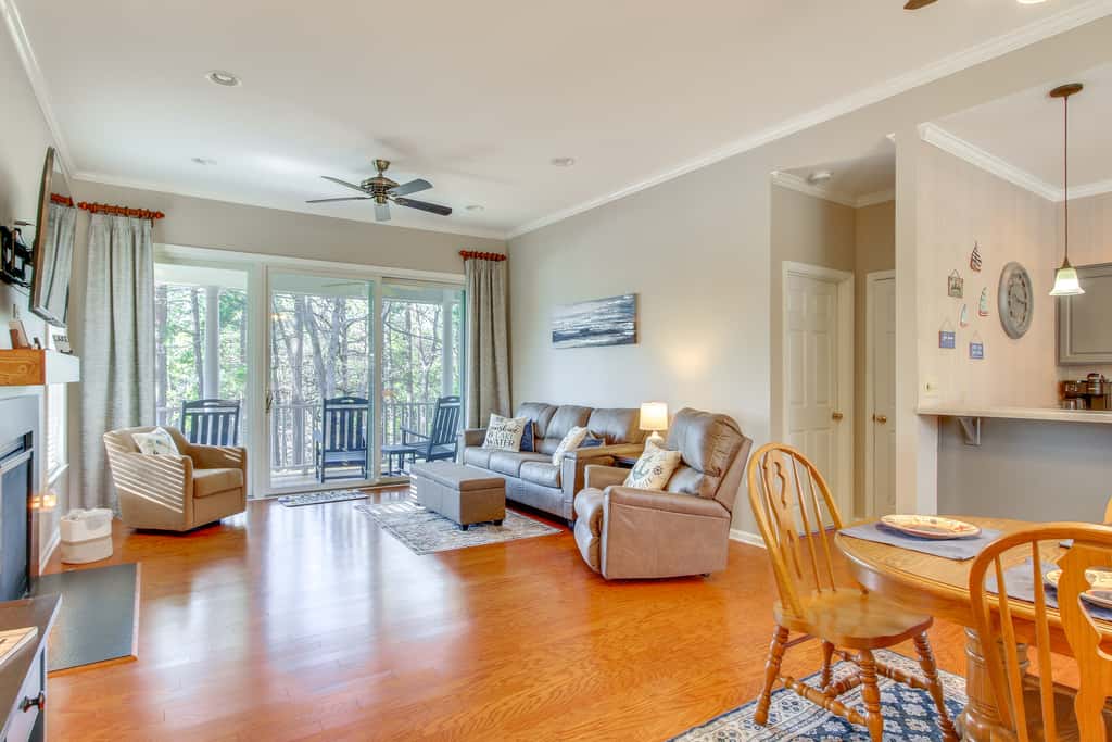 Lakefront McCormick Gem: Deck & Golf Course Views