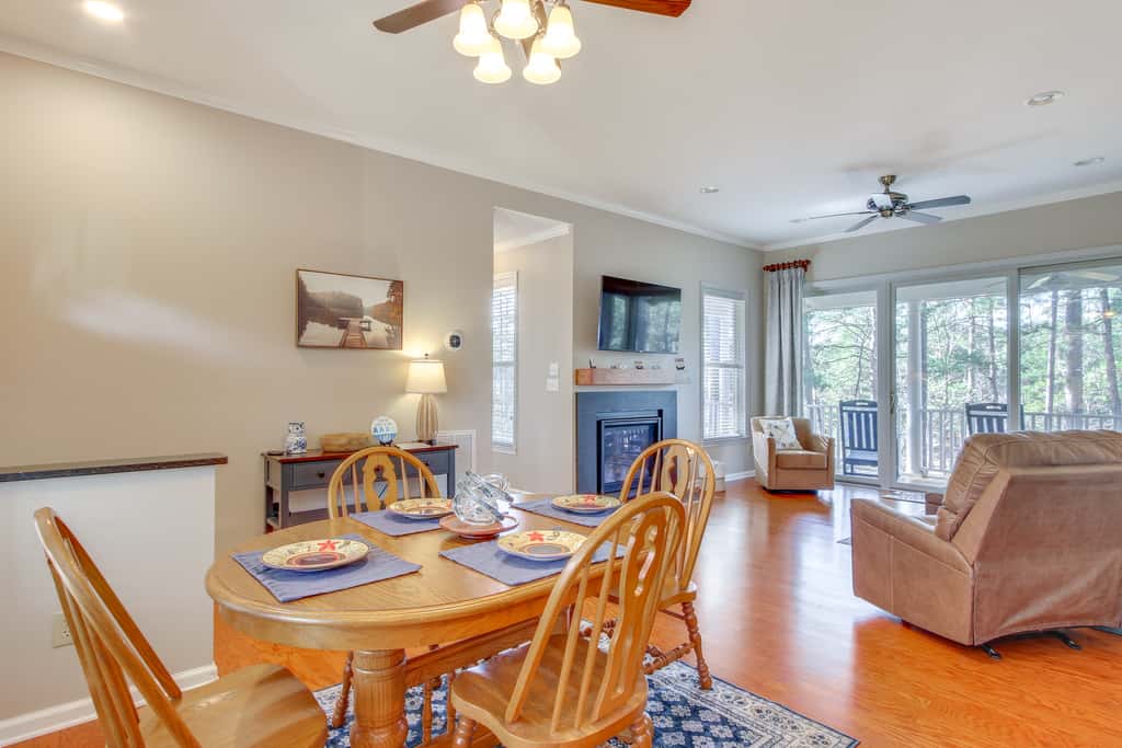 Lakefront McCormick Gem: Deck & Golf Course Views