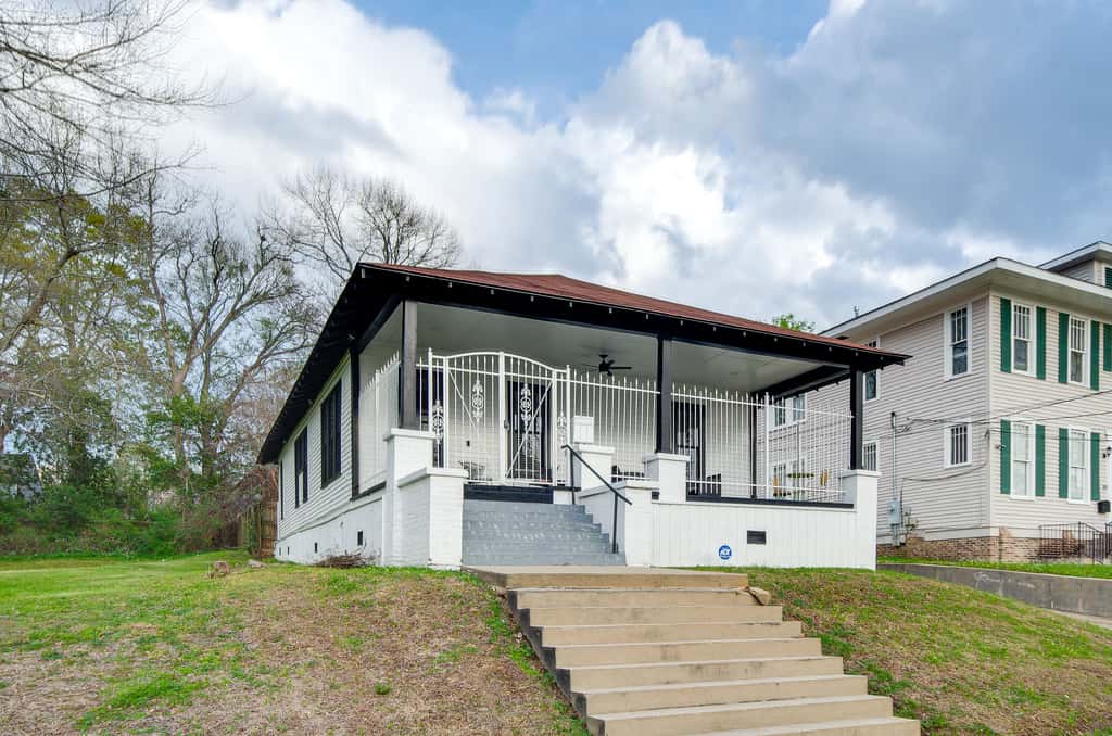 Stylish Home ~ 2 Mi to Jackson State & Belhaven!