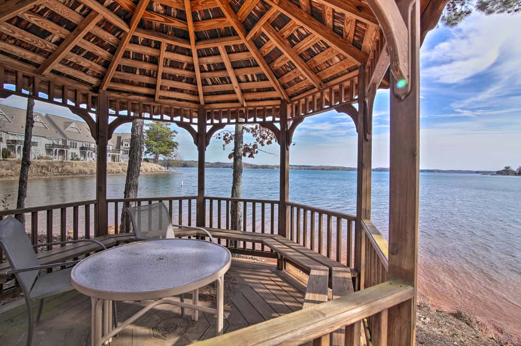Lake Keowee Condo w/ Balcony & Resort Amenities!