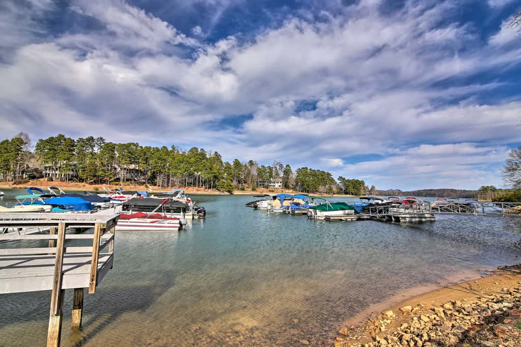 Lake Keowee Condo w/ Balcony & Resort Amenities!