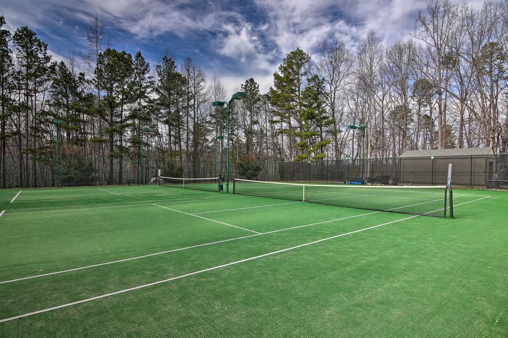 Lake Keowee Condo w/ Balcony & Resort Amenities!