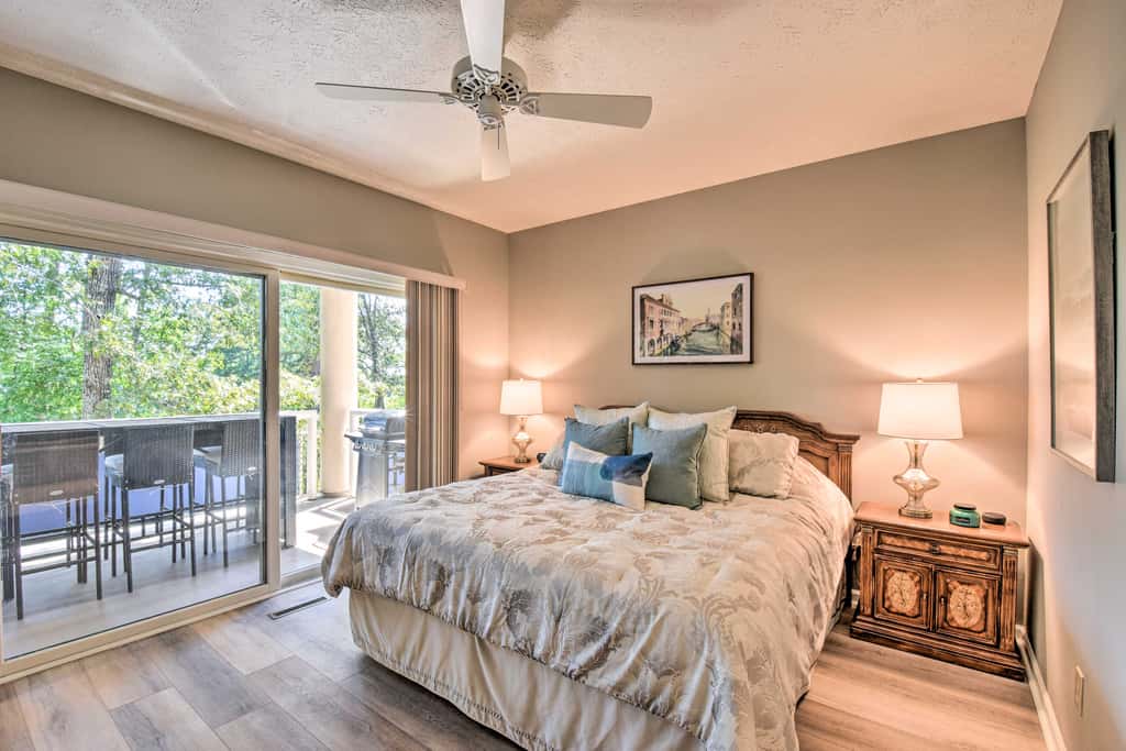 Resort-Style Condo w/ Balcony on Lake Keowee