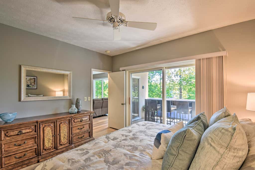 Resort-Style Condo w/ Balcony on Lake Keowee