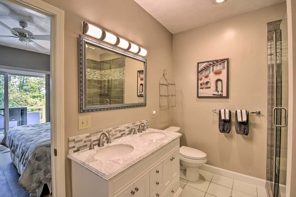 Resort-Style Condo w/ Balcony on Lake Keowee