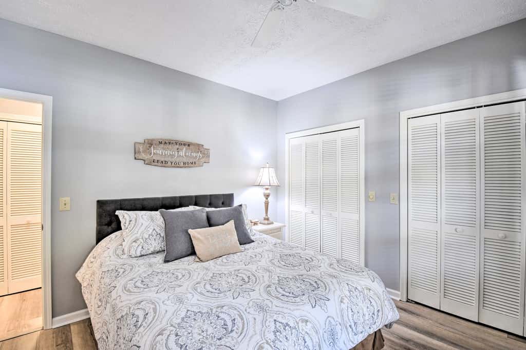 Resort-Style Condo w/ Balcony on Lake Keowee