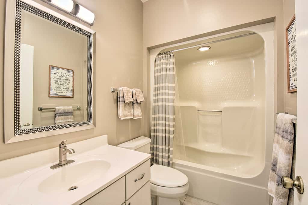 Resort-Style Condo w/ Balcony on Lake Keowee