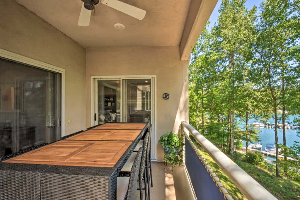 Resort-Style Condo w/ Balcony on Lake Keowee