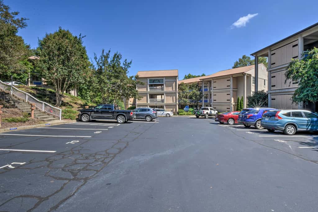 Resort-Style Condo w/ Balcony on Lake Keowee