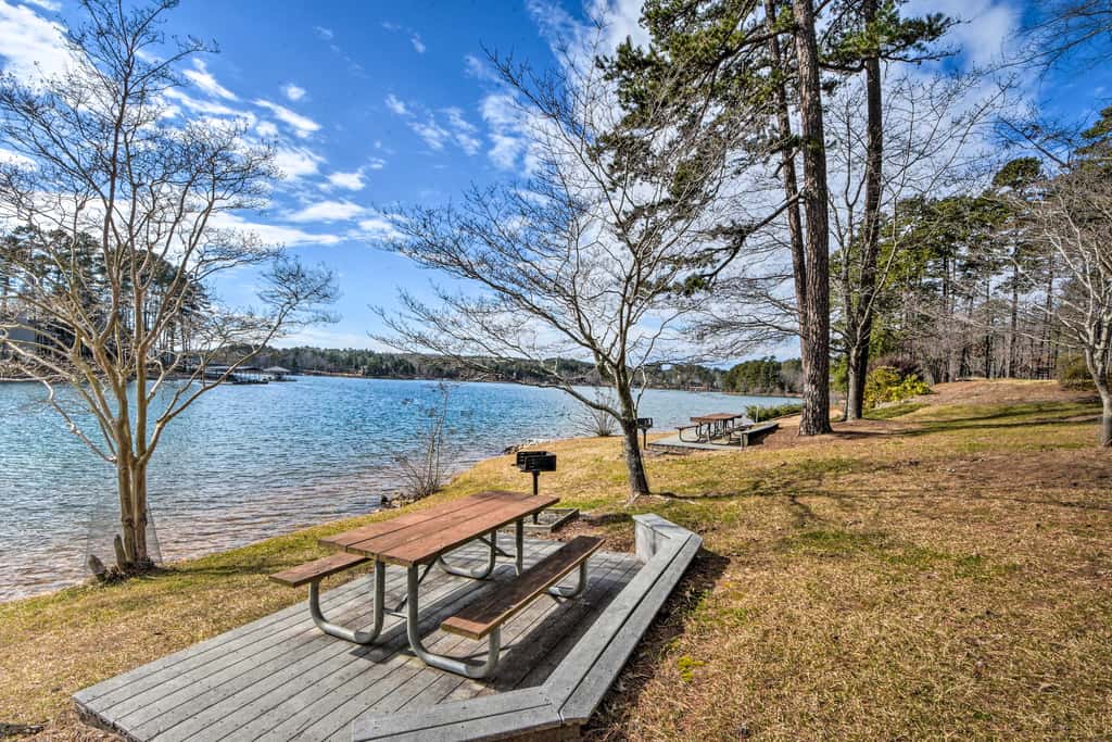 Resort-Style Condo w/ Balcony on Lake Keowee