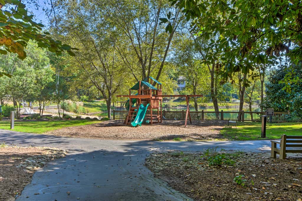 Resort-Style Condo w/ Balcony on Lake Keowee