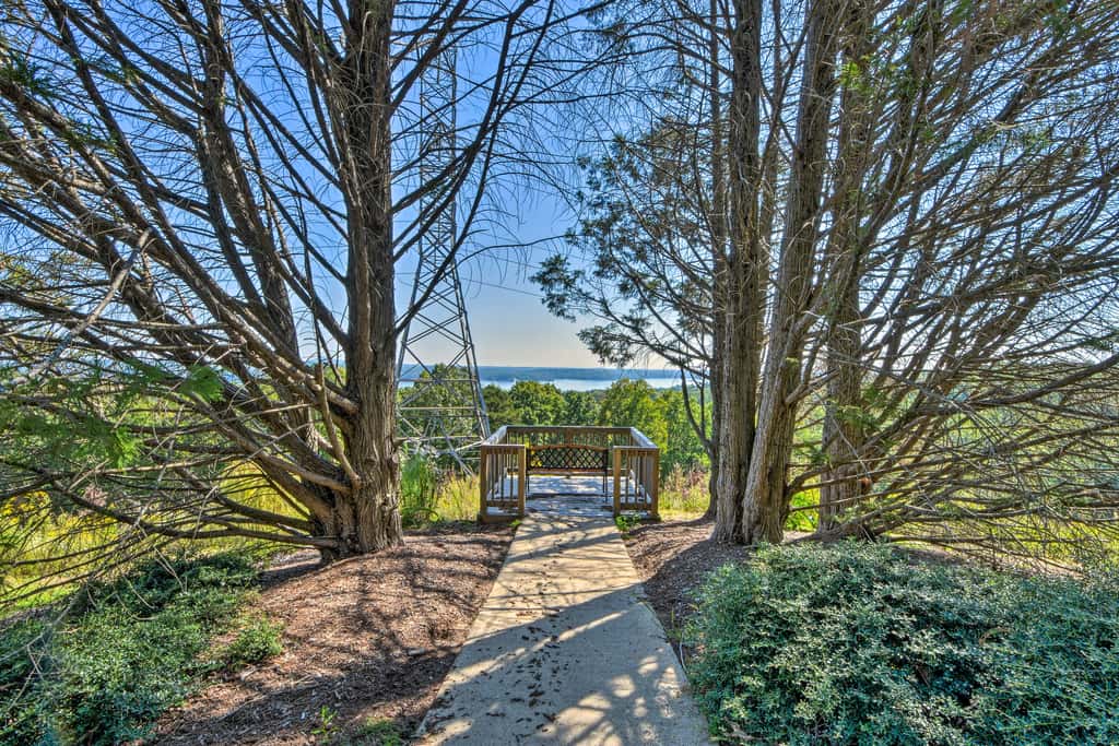 Resort-Style Condo w/ Balcony on Lake Keowee