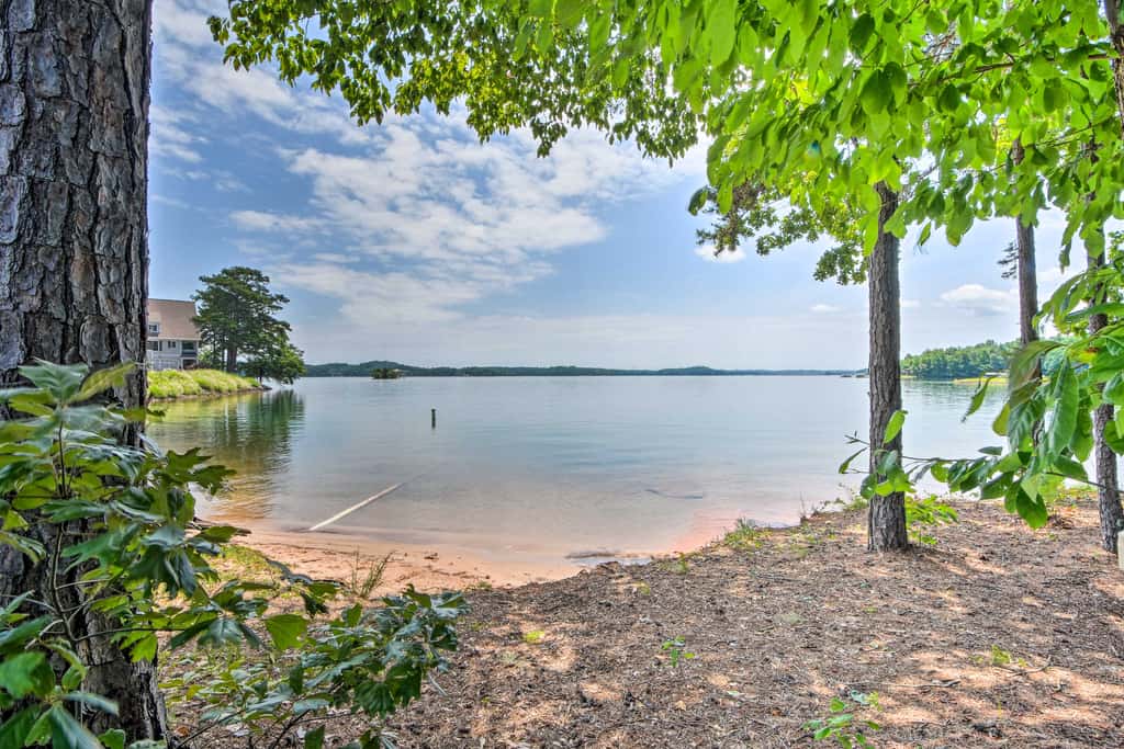 Resort-Style Condo w/ Balcony on Lake Keowee