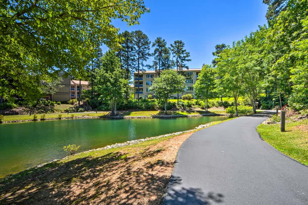 Resort-Style Condo w/ Balcony on Lake Keowee