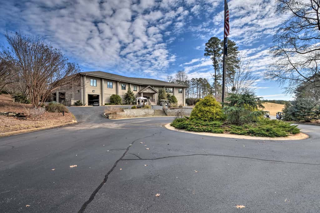 Resort-Style Condo w/ Balcony on Lake Keowee