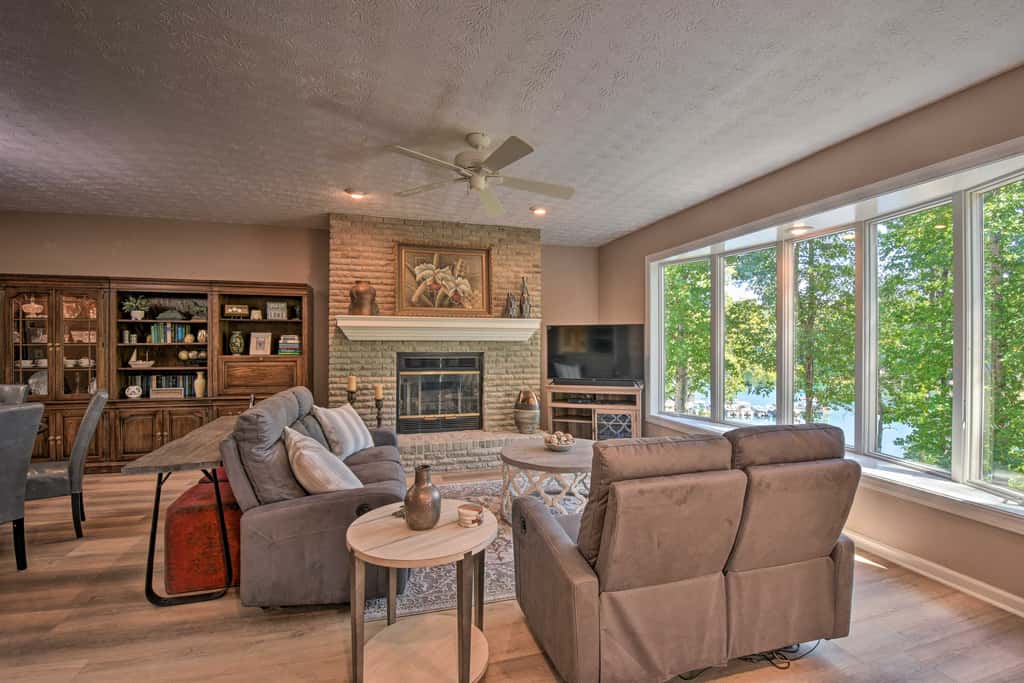 Resort-Style Condo w/ Balcony on Lake Keowee