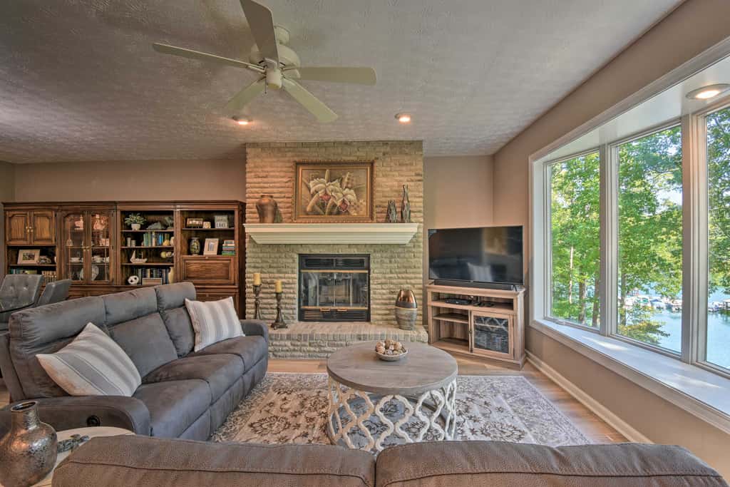 Resort-Style Condo w/ Balcony on Lake Keowee