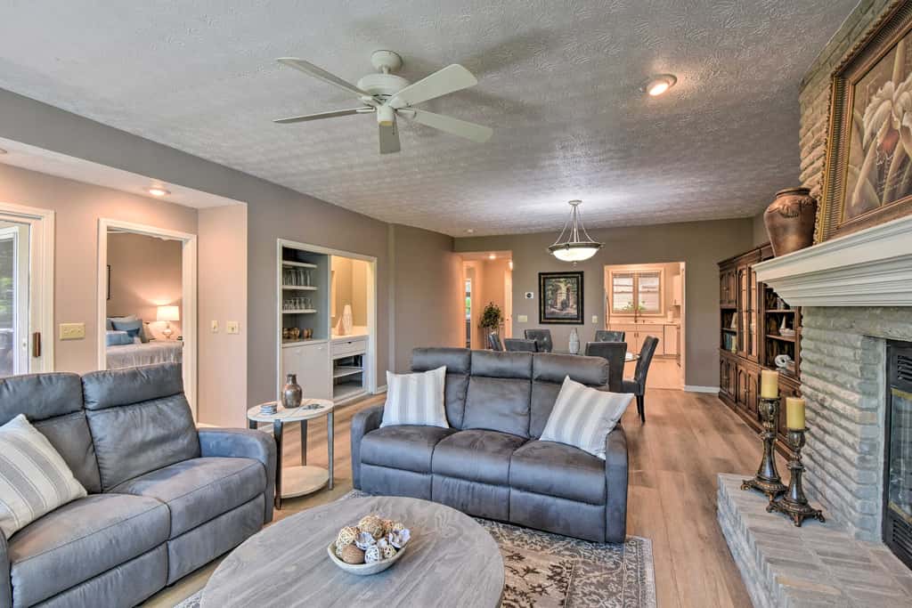 Resort-Style Condo w/ Balcony on Lake Keowee