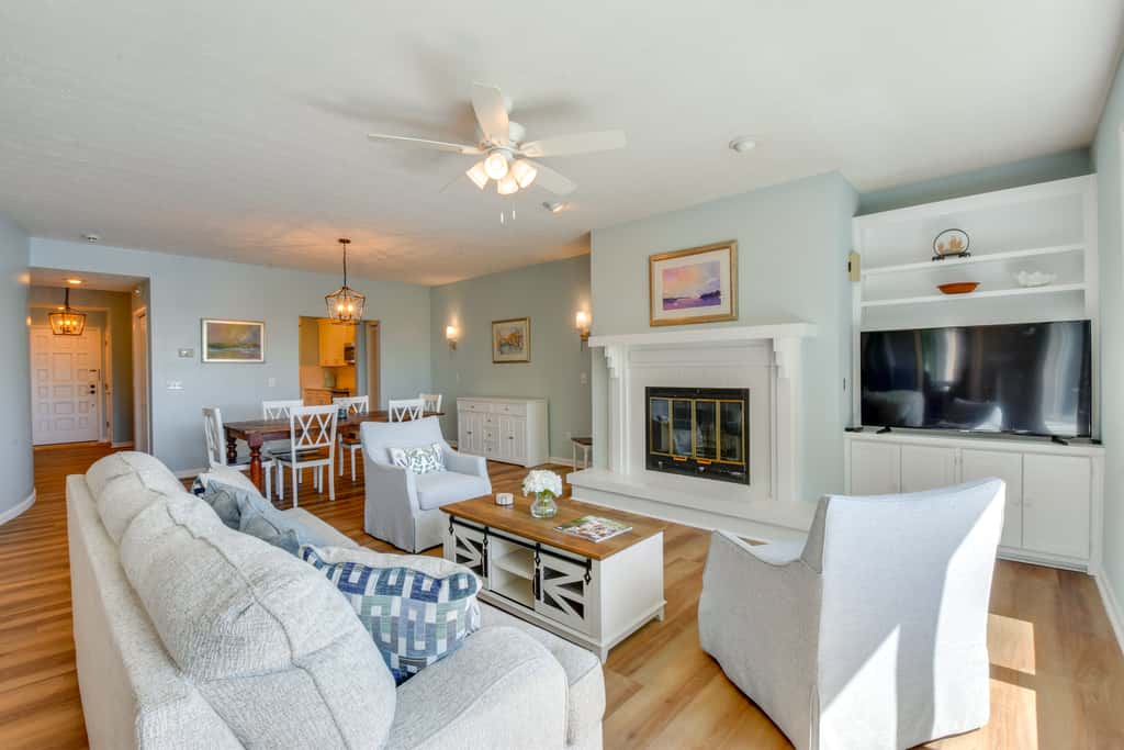 Clemson Game Retreat: Lakefront Keowee Key Condo