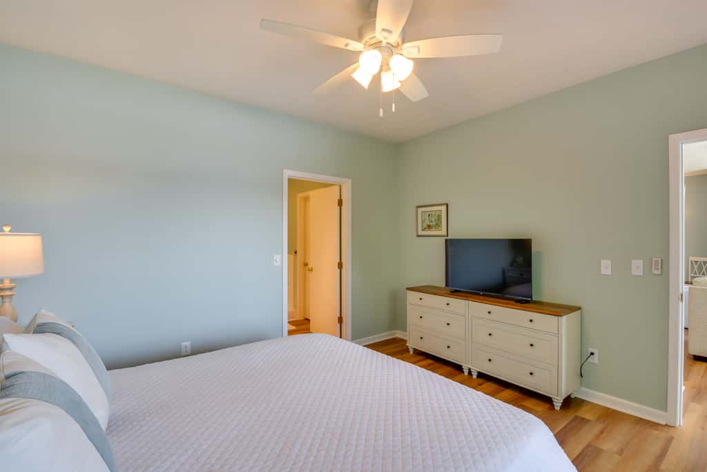 Clemson Game Retreat: Lakefront Keowee Key Condo