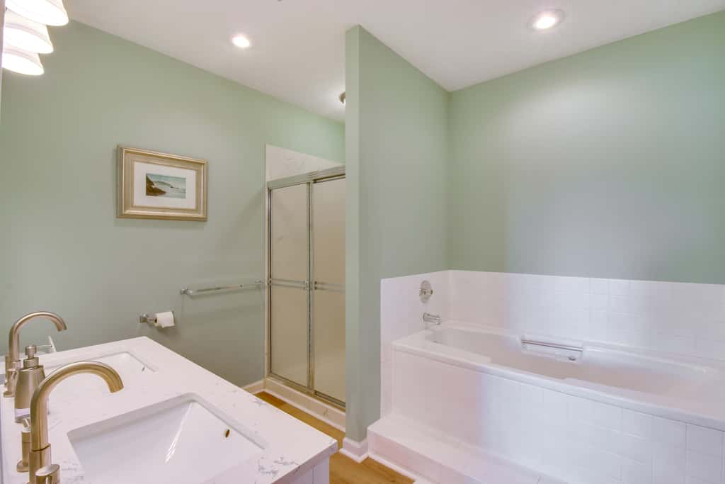 Clemson Game Retreat: Lakefront Keowee Key Condo