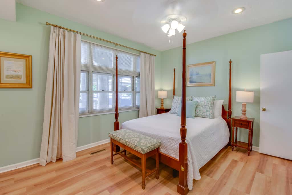 Clemson Game Retreat: Lakefront Keowee Key Condo