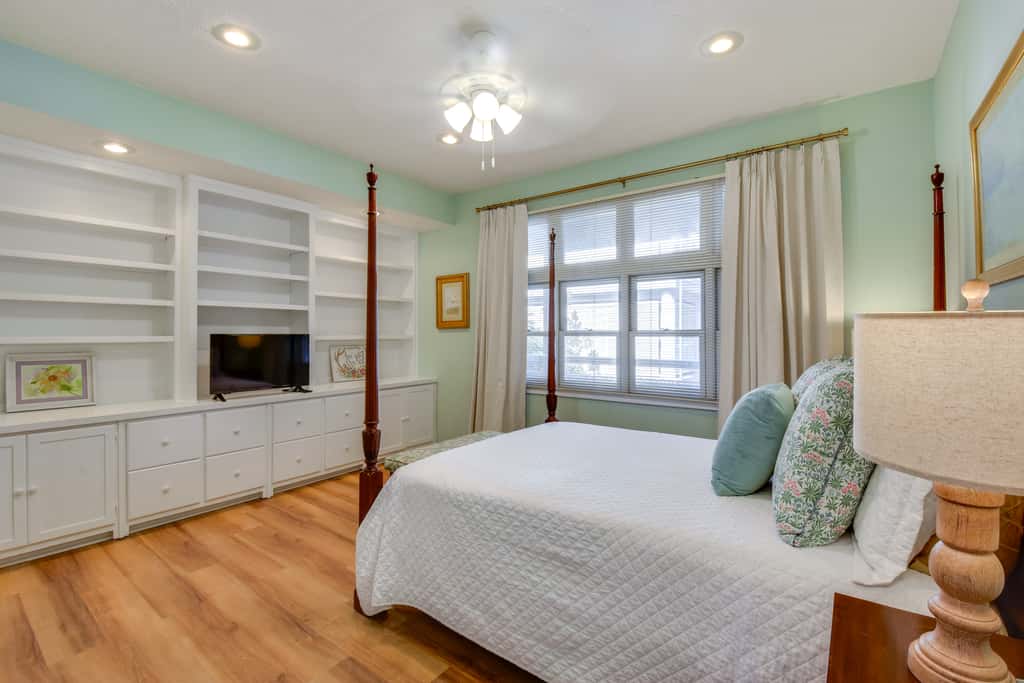 Clemson Game Retreat: Lakefront Keowee Key Condo
