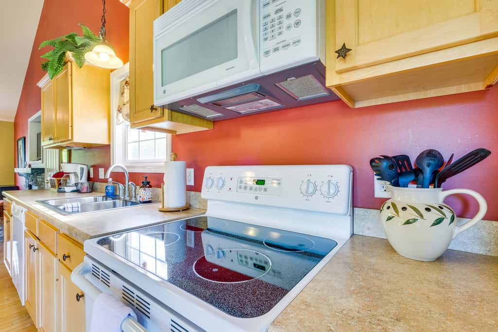 Taylorsville Cottage w/ Hot Tub & Lake Access!