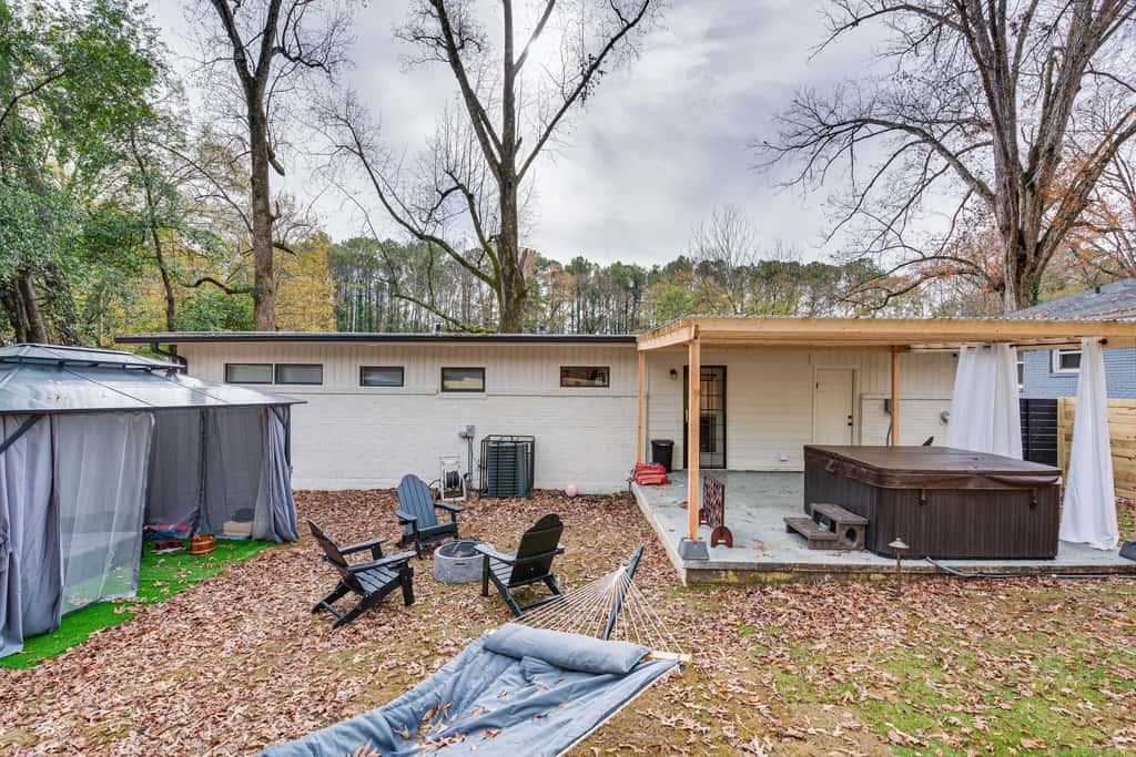 Modern Atlanta Retreat: Private Hot Tub & Yard!