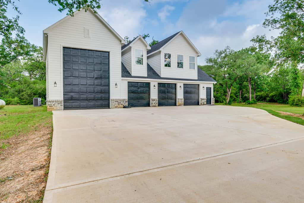 6 Mi to Lake Somerville: Barndominium on 20 Acres