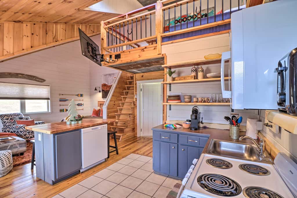Cheery Pet-Friendly Studio w/ Shared Fire Pit