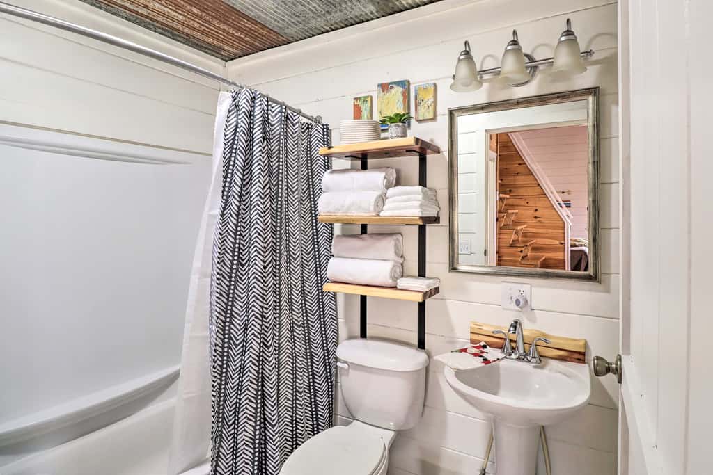 Cheery Pet-Friendly Studio w/ Shared Fire Pit