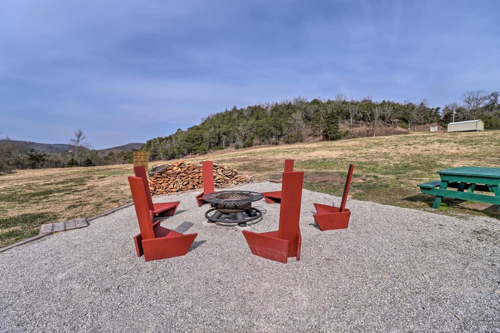 Cheery Pet-Friendly Studio w/ Shared Fire Pit
