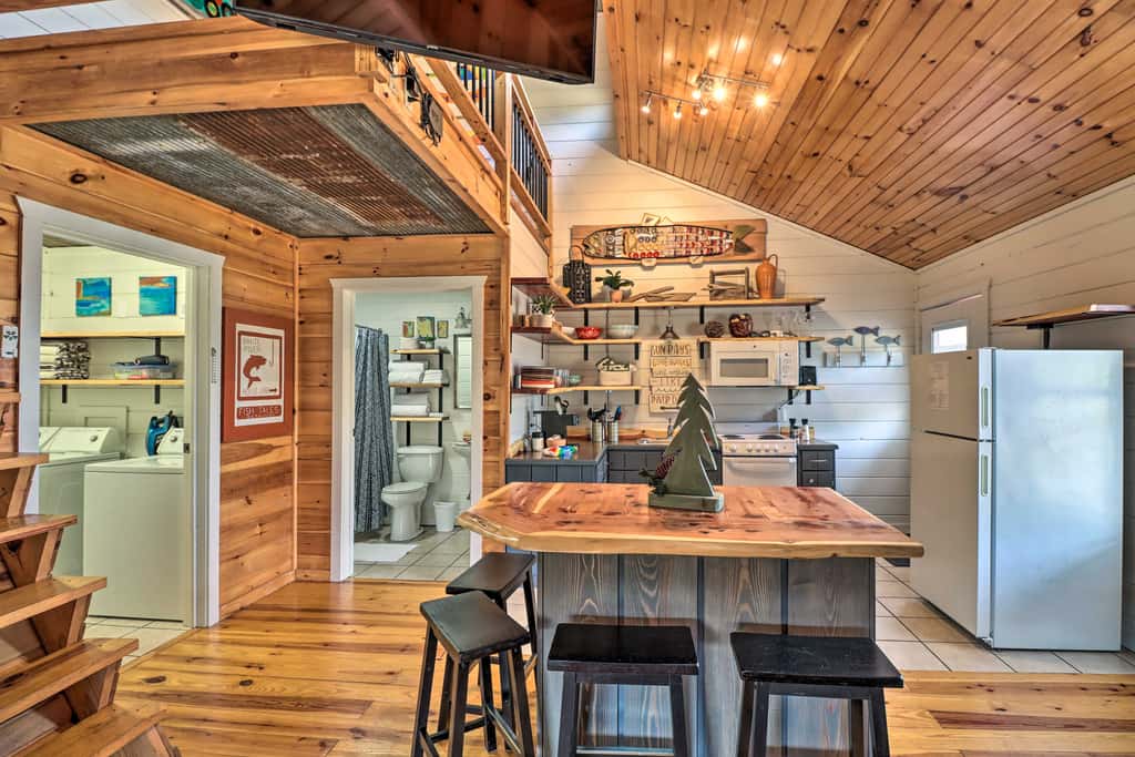 Cheery Pet-Friendly Studio w/ Shared Fire Pit