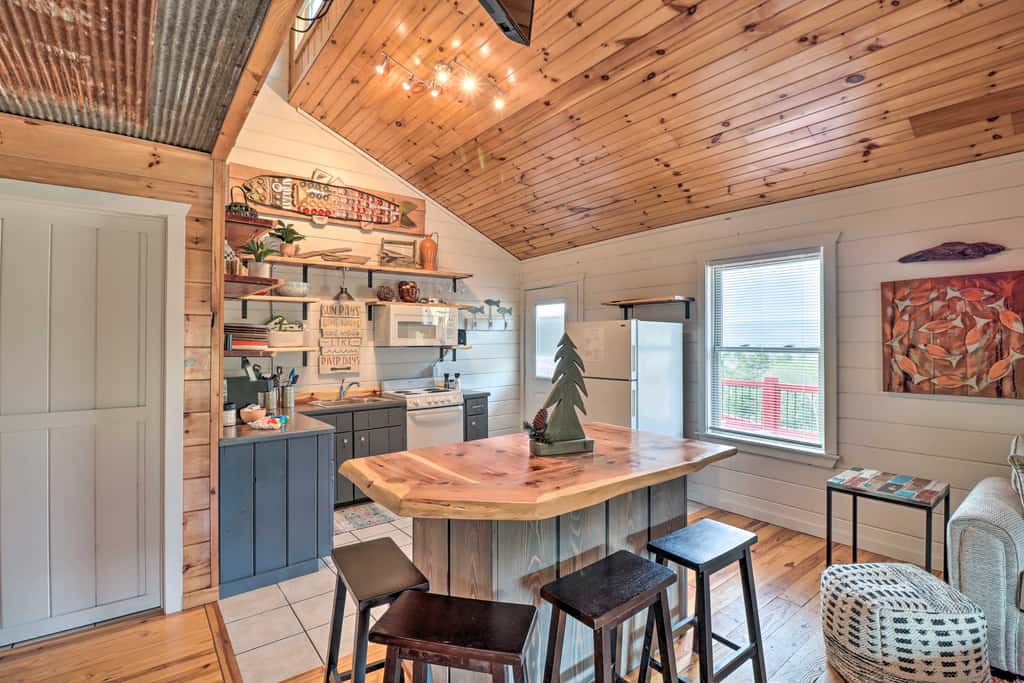 Cheery Pet-Friendly Studio w/ Shared Fire Pit