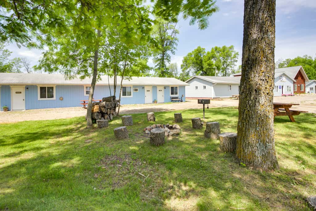'Glowacki's Lodge' Mille Lacs Lake Group Getaway!