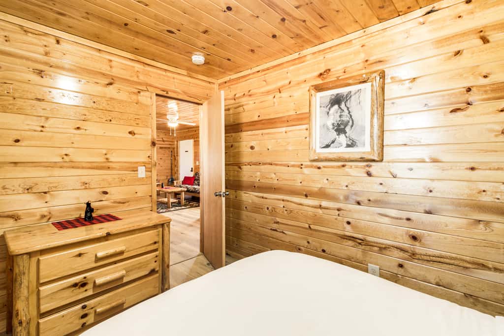 'Glowacki's Lodge' Mille Lacs Lake Group Getaway!